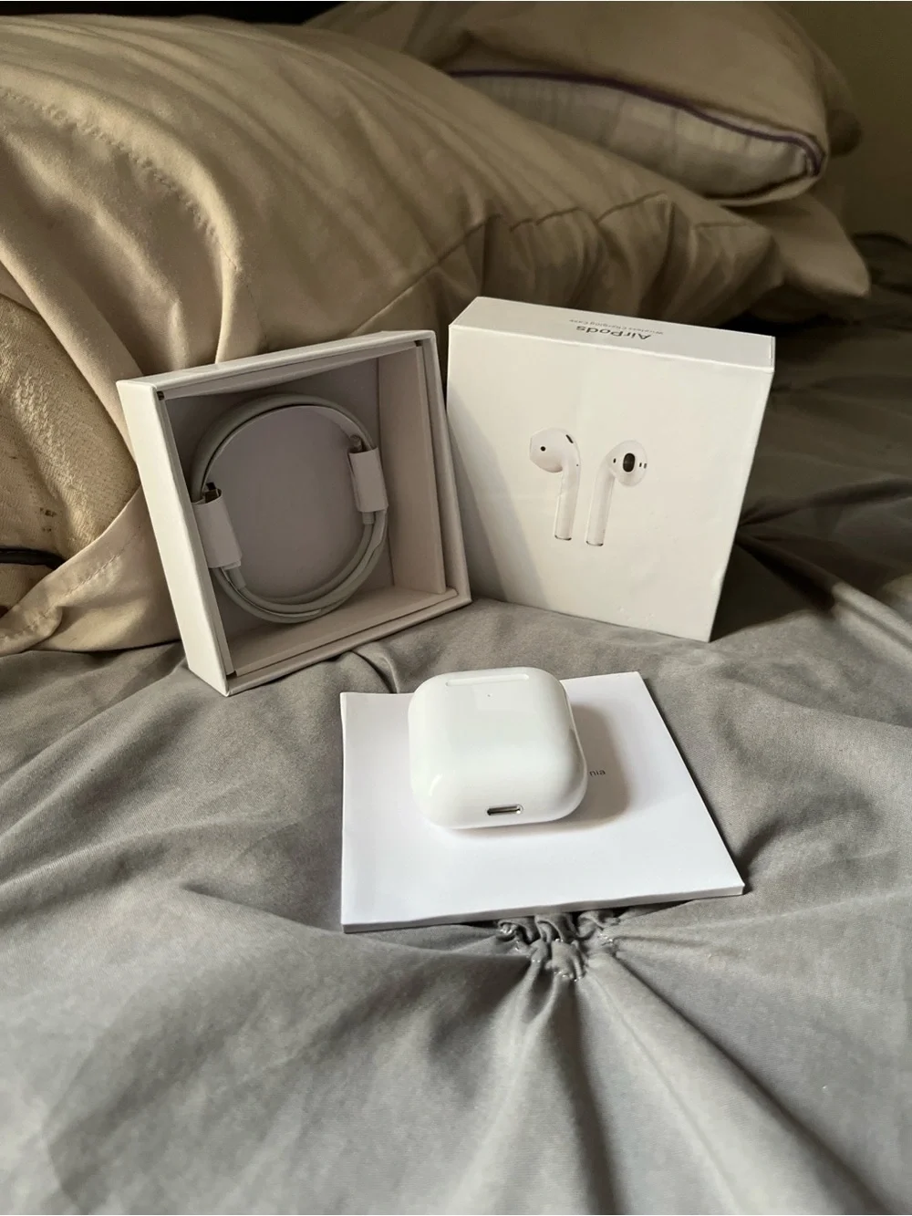 Apple White Wireless Earbuds with Charging Case and Cable